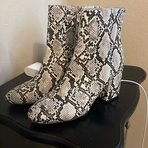 Urban outfitters short boots size 10 women’s